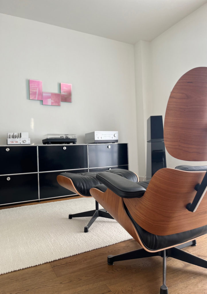 hifi raum mit luxman audio und luisa baldhuber bild stuhl vitra eames lounge chair